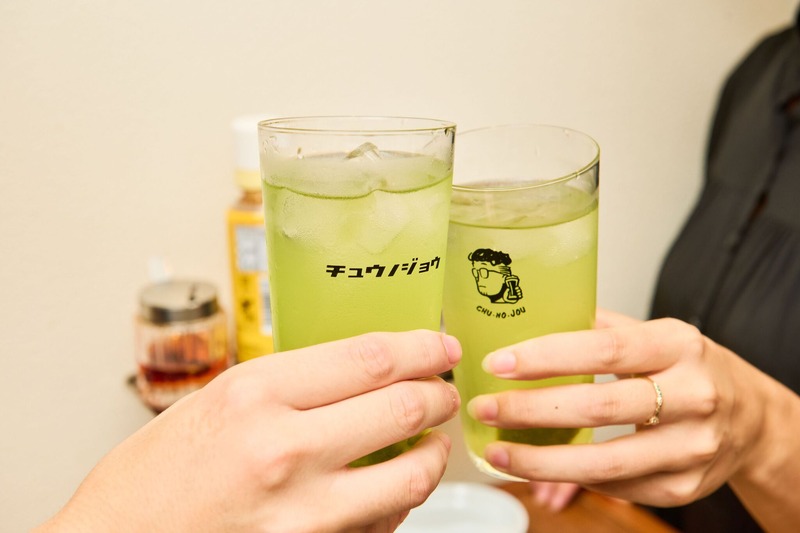 若者の間でも“お茶割り”がキテます！酒好き2人が人気の“ネオ立飲みスタイル”の居酒屋へ潜入レポ