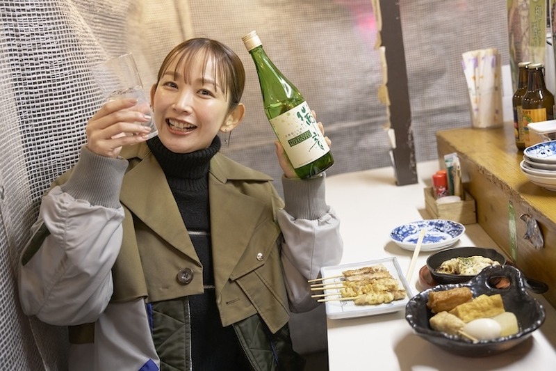 福岡のお酒好きタレントが長浜で“屋台飲み”！中上真亜子さんが『瑞音』を飲みながら語る酒LIFE