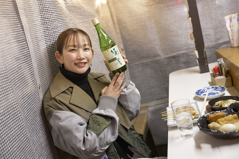 福岡のお酒好きタレントが長浜で“屋台飲み”！中上真亜子さんが『瑞音』を飲みながら語る酒LIFE