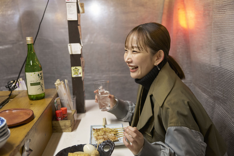 福岡のお酒好きタレントが長浜で“屋台飲み”！中上真亜子さんが『瑞音』を飲みながら語る酒LIFE