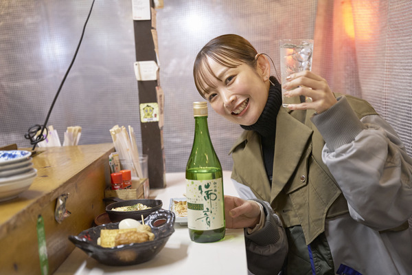 福岡のお酒好きタレントが長浜で“屋台飲み”！中上真亜子さんが『瑞音』を飲みながら語る酒LIFE 画像