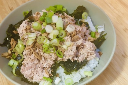 【おつまみレシピ】シメに食べたいジャンクなご飯もの！「ツナのガーリックマヨ丼」