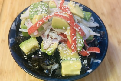 【おつまみレシピ】安くてヘルシーなのに豪華！「カニカマとアボカドのさわやか丼」 画像