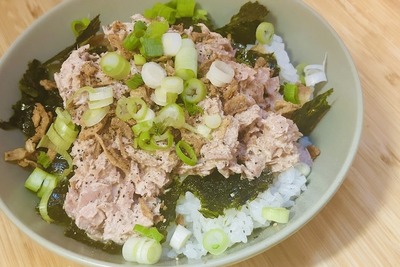 【おつまみレシピ】シメに食べたいジャンクなご飯もの！「ツナのガーリックマヨ丼」 画像