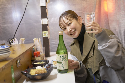 福岡のお酒好きタレントが長浜で“屋台飲み”！中上真亜子さんが『瑞音』を飲みながら語る酒LIFE 画像