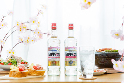 桜の木の下で、桜餅のような甘い香りがするお酒を。宝焼酎「NIPPON」で楽しむ、非日常なお花見体験 画像